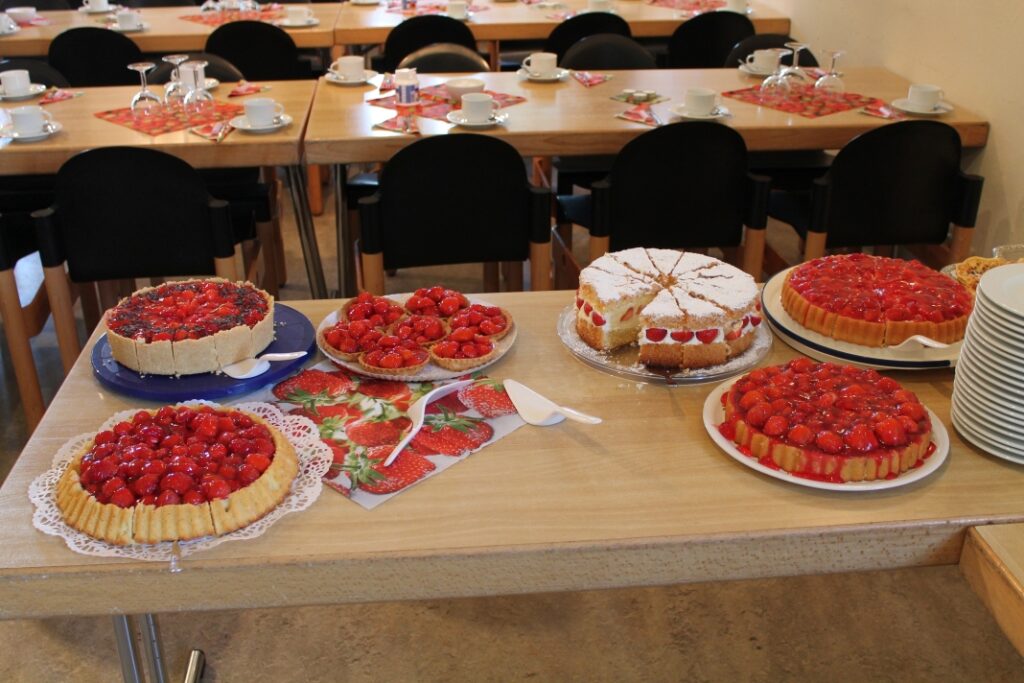 Eine Vielfalt leckerer, selbst gebackener Kuchen mit den roten Früchten erwartet die Gäste beim Erdbeerfest der CDU Rheinbreitbach.
Foto: Heinz Schmitz